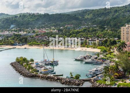 Ocho Rios, Jamaika - 22. April 2019: Blick auf die Küste mit Ocho Rios Bay Beach und Marina auf der tropischen karibischen Insel Ocho Rios, Jamaika. Stockfoto