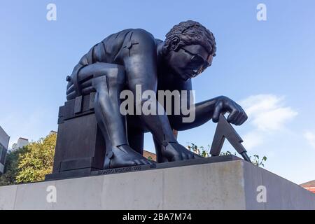 London, Großbritannien, 18. Oktober 2019 - Newton, nach William Blake auf dem Konkurs der British Library, London - eine 1995 von Sir Eduardo Paolozzi geschaffene Bronzeplastik von Sir Isaac Newton auf der Grundlage eines William Blake Prints namens Newton Stockfoto