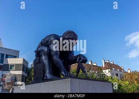 London, Großbritannien, 18. Oktober 2019 - Newton, nach William Blake auf dem Konkurs der British Library, London - eine 1995 von Sir Eduardo Paolozzi geschaffene Bronzeplastik von Sir Isaac Newton auf der Grundlage eines William Blake Prints namens Newton Stockfoto