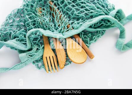 Markttasche aus Mesh mit Bambusbesteck. Kunststofffreies Konzept. Stockfoto