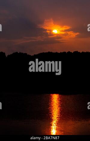 Ein dramatischer Sonnenuntergang über einem der Seen in den Niederlanden Stockfoto