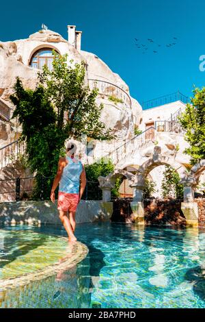 Junge Männer im Urlaub Kappadokien Türkei Sonnenaufgang in den Hügeln mit Heißluftballons, Kapadokya schöne bunte Luftballons in Sonnenaufgang Licht in Stockfoto