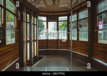 Leeres, altmodisches Straßenbahninnere in Mailand, Italien Stockfoto