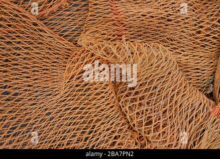 Angelausrüstung an der Quayside gelagert Stockfoto