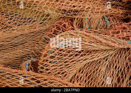 Angelausrüstung an der Quayside gelagert Stockfoto