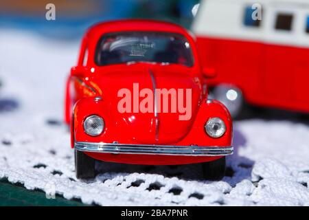 Altes rotes VW Käfer Spielzeugfahrzeug auf einem Flohmarkt Stockfoto