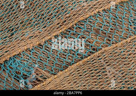 Angelausrüstung an der Quayside gelagert Stockfoto