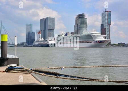 Von der anderen Seite der Maas aus gesehen dockten Kreuzfahrtschiffe am Wilhelminapier in Rotterdam an, mit hohen Anstiegen als Kulisse Stockfoto