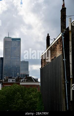 Rotterdam, Niederlande - September 2019; Blick von Kop van Zuid-Entrepot auf den größten Wolkenkratzer der Niederlande mit altem Wohnbautu Stockfoto