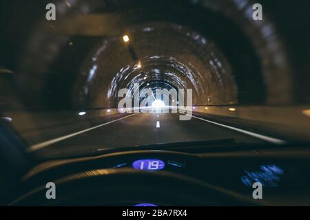 Fahren aus Sicht des Fahrers in einem Tunnel Stockfoto