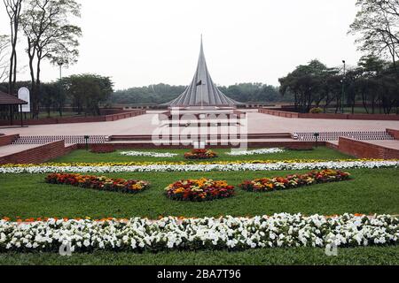 Dhaka, Bangladesch. Februar 2020. Das Nationale Denkmal in Savar am Rande der Hauptstadt ist am 26. März am Unabhängigkeitstag Bangladeschs verlassen worden, während das Land wegen der Coronavirus Pandemie in der Regel an diesem Tag mit Menschen zusammenhängt. Dhaka 26. märz 2020. Credit: Alamy/Alamy Live News Stockfoto