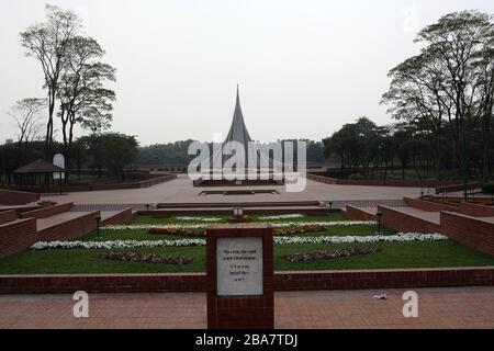 Dhaka, Bangladesch. Februar 2020. Das Nationale Denkmal in Savar am Rande der Hauptstadt ist am 26. März am Unabhängigkeitstag Bangladeschs verlassen worden, während das Land wegen der Coronavirus Pandemie in der Regel an diesem Tag mit Menschen zusammenhängt. Dhaka 26. märz 2020. Credit: Alamy/Alamy Live News Stockfoto