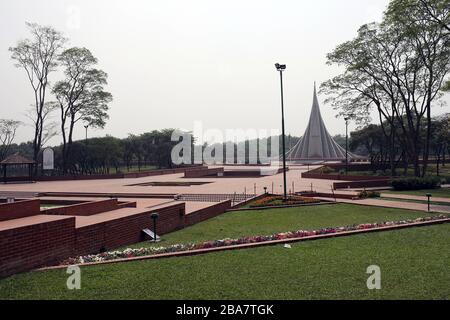 Dhaka, Bangladesch. Februar 2020. Das Nationale Denkmal in Savar am Rande der Hauptstadt ist am 26. März am Unabhängigkeitstag Bangladeschs verlassen worden, während das Land wegen der Coronavirus Pandemie in der Regel an diesem Tag mit Menschen zusammenhängt. Dhaka 26. märz 2020. Credit: Alamy/Alamy Live News Stockfoto