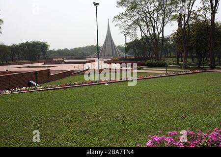 Dhaka, Bangladesch. Februar 2020. Das Nationale Denkmal in Savar am Rande der Hauptstadt ist am 26. März am Unabhängigkeitstag Bangladeschs verlassen worden, während das Land wegen der Coronavirus Pandemie in der Regel an diesem Tag mit Menschen zusammenhängt. Dhaka 26. märz 2020. Credit: Alamy/Alamy Live News Stockfoto