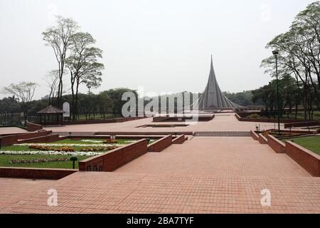 Dhaka, Bangladesch. Februar 2020. Das Nationale Denkmal in Savar am Rande der Hauptstadt ist am 26. März am Unabhängigkeitstag Bangladeschs verlassen worden, während das Land wegen der Coronavirus Pandemie in der Regel an diesem Tag mit Menschen zusammenhängt. Dhaka 26. märz 2020. Credit: Alamy/Alamy Live News Stockfoto