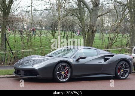 Ferrari ohne Nummernschild in London geparkt, Regents Park Stockfoto