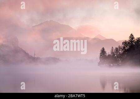 Der See von Bled in der Morgendämmerung, ausgeblutet, Gorenjska, Slowenien Stockfoto