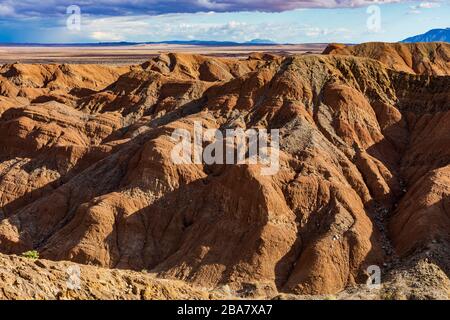 Die Borrego Badlands, die von einem Aussichtspunkt auf den Highway S-22, den Borrego-Salton Seaway Highway, nach Süden gesehen werden. Stockfoto