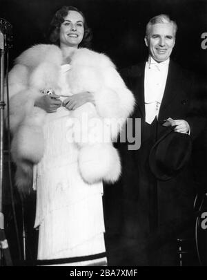 PAULETTE GODDARD und CHARLIE CHAPLIN bei der Hollywood-Premiere am 12. Februar 1936 im Grauman's Chinese Theatre of MODERN TIMES 1936 Regisseur/Produzent/Schriftsteller/Musik CHARLES CHAPLIN Stummfilm mit Soundeffekten Charles Chaplin Productions/United Artists Stockfoto