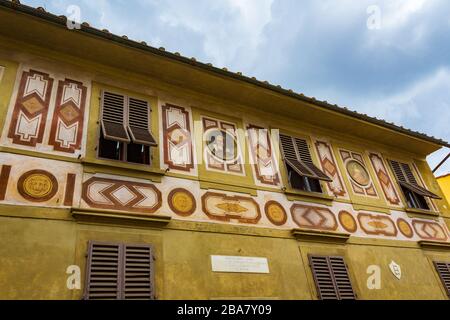 Porträt von Galileo Galilei und Wandgemälde auf dem äußeren des Hauses, in dem er an der Costa San Giorgio, Florenz, Toskana, Italien lebte Stockfoto