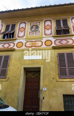 Porträt von Galileo Galilei und Wandgemälde auf dem äußeren des Hauses, in dem er an der Costa San Giorgio, Florenz, Toskana, Italien lebte Stockfoto