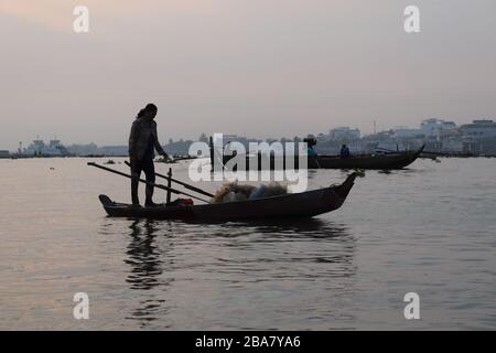 VIETNAMESISCHE LEUTE, DIE WAREN AUF DEM MEKONG FLUSS IM DELTA, VIETNAM TRANSPORTIEREN UND HANDELN. Stockfoto