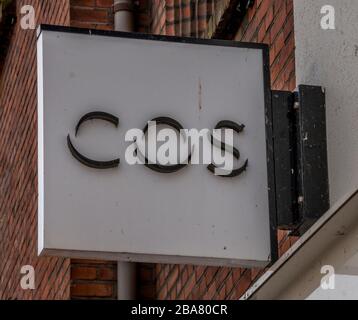 Aarhus, Dänemark - 24. März 2020: Das Logo des COS-Gebäudes in Aarhus. Stockfoto