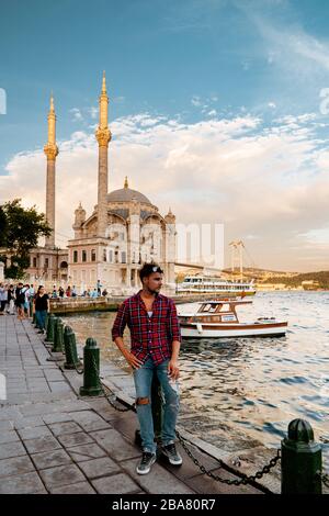 Istanbul Türkei Juni 2018, Ortakoy-Viertel von Istanbul an der Küste des Bosporus auf europäischer Seite, Ortakoy-Moschee in istanbul Stockfoto