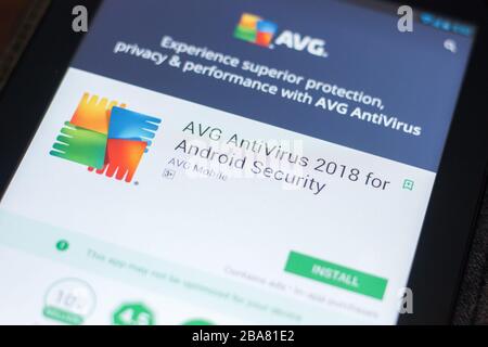 Ryazan, Russland - 19. April 2018 - AVG Antivirus 2018 mobile App auf dem Display des Tablet-PCs Stockfoto