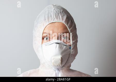 Frau in Maske und Schutzanzug, Nahaufnahme. Stockfoto