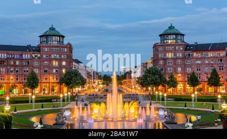 Mannheim, Deutschland. Juni 2013. Blick auf den Friedrichsplatz mit Wasser- und Lichterspielen. Stockfoto