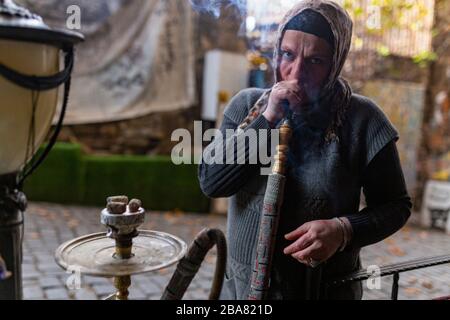 In den Straßen von Istanbul rauchen traditionelle Nargile (Hookah) Stockfoto