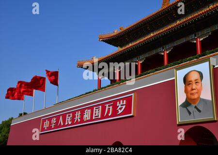 Peking, China-Okt 2019; Tiefwinkelansicht des linken Zuflusses zur verbotenen Stadt mit einem Porträt von Präsident Mao alle gegen einen klaren blauen Himmel. Chinesisch Stockfoto