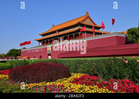 Peking, China-Okt 2019; Blick auf den Tiananmen, niedriger Winkel, Eingang in die verbotene Stadt. Chinesische Plakette: "Long Live the People's Republic of China" und "Long li Stockfoto