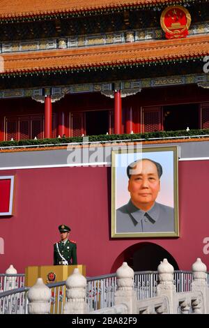 Peking, China - Oktober 2019; Nahaufnahme der Wache vor dem Tor des Himmlischen Friedens in die verbotene Stadt mit einem Porträt des Präsidenten Mao Zedong Stockfoto