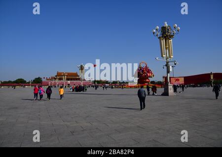 Peking, China-Okt 2019; großer Engelsblick auf den Tiananmen-Platz mit verbotener Stadt und riesigem Blumentopf. Chinesischer Text: "Long Live the People's Republic Stockfoto