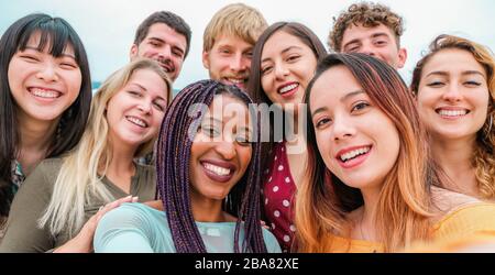 Junge Freunde aus verschiedenen Kulturen und Rassen fotografieren fröhliche Gesichter - Jugend, tausendjährige Generation und Freundschaftskonzept mit Studenten peop Stockfoto