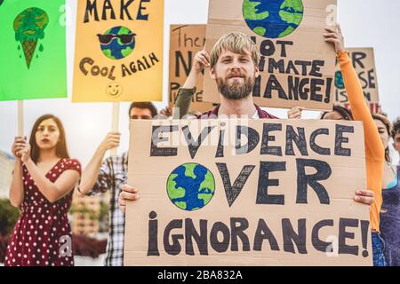 Gruppe von Demonstranten auf der Straße, junge Menschen aus verschiedenen Kulturen und Rassen kämpfen für den Klimawandel - Globale Erwärmung und Umweltkonzept - Im Fokus Stockfoto