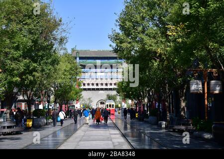 Peking, China-Oktober 2019; Blick auf das Gate House oder Zhengyangmen von der Qianmen Street aus, einer berühmten Fußgängerstraße zum Einkaufen und Sightseeing Stockfoto