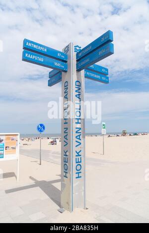 HOEK VAN HOLLAND, NIEDERLANDE - 21. MAI 2018: Schilderpost am Strand mit der Entfernung zu mehreren berühmten Weltstädten Stockfoto