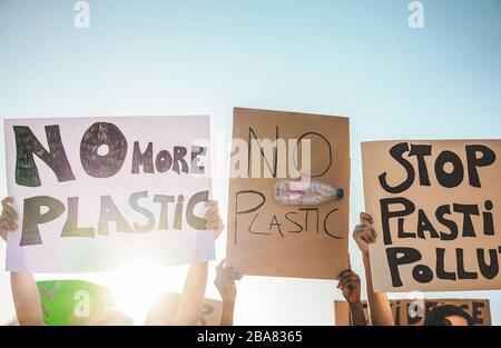 Eine Gruppe von Millennials Demonstranten auf der Straße, junge Menschen aus verschiedenen Kulturen und Rassen kämpfen für die plastische Verschmutzung und den Klimawandel - Global warm Stockfoto