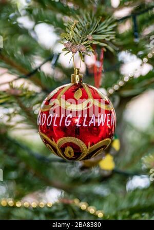 Hausgemachtes handgemaltes walisisches weihnachtsbaumel-deko mit der Darstellung von Nadolig Lawen, übersetzt als Frohe Weihnachten in walisischer Sprache Stockfoto