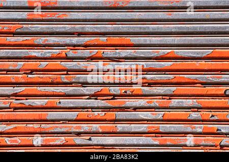 Abstrakter Grunge-Hintergrund mit verwitterter rot-orangefarbener Farbe. Stockfoto