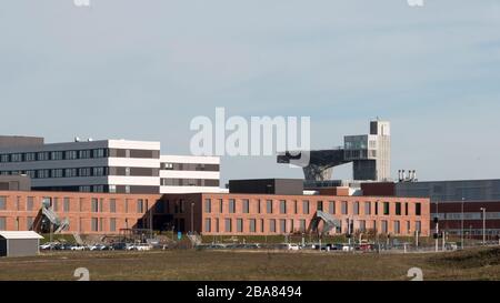 Skejby, Dänemark - 24. März 2020: Skejby Hospital ist ein neues Superkrankenhaus, hier ein Teil davon und die Hubschrauberplattform für Patienten, die es brauchen Stockfoto