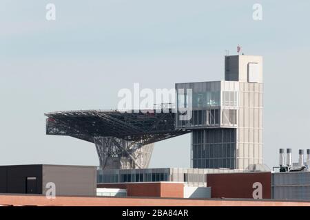 Skejby, Dänemark - 24. März 2020: Skejby Hospital ist ein neues Superkrankenhaus, hier ein Teil davon und die Hubschrauberplattform für Patienten, die es brauchen Stockfoto