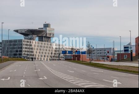 Skejby, Dänemark - 24. März 2020: Skejby Hospital ist ein neues Superkrankenhaus, hier ein Teil davon und die Hubschrauberplattform für Patienten, die es brauchen Stockfoto