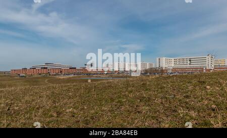 Skejby, Dänemark - 24. März 2020: Skejby Hospital ist ein neues Superkrankenhaus, hier ein Teil davon und die Hubschrauberplattform für Patienten, die es brauchen Stockfoto