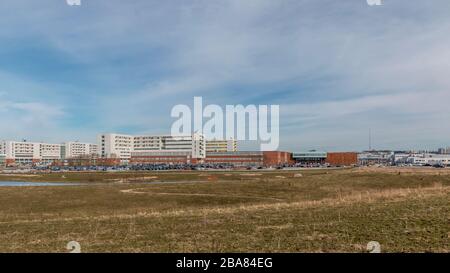 Skejby, Dänemark - 24. März 2020: Skejby Hospital ist ein neues Superkrankenhaus, hier ein Teil davon und die Hubschrauberplattform für Patienten, die es brauchen Stockfoto