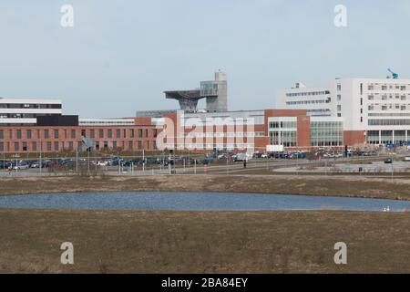 Skejby, Dänemark - 24. März 2020: Skejby Hospital ist ein neues Superkrankenhaus, hier ein Teil davon und die Hubschrauberplattform für Patienten, die es brauchen Stockfoto