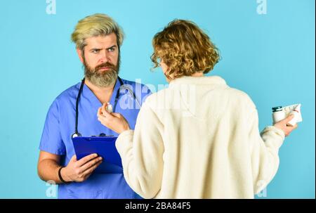 Symptome einer Virusinfektion. Tests und Bestrahlung verschreiben. Kranker Patient. Diagnosekonzept. Medizinische Hilfe. Krankengeschichte. Arzt teilt Frau mit. Laufende Nase. Bitten Sie um Beschwerden. Medizinische Behandlung. Stockfoto